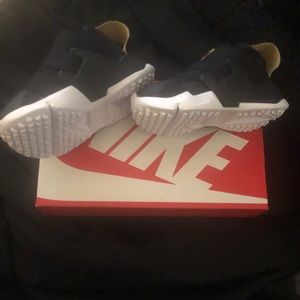 Brand NEW SIZE 2C Huaraches by Nike
